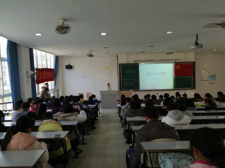 杨琼细心讲解入团相关事宜.jpg 杨琼细心讲解入团相关事宜.jpg