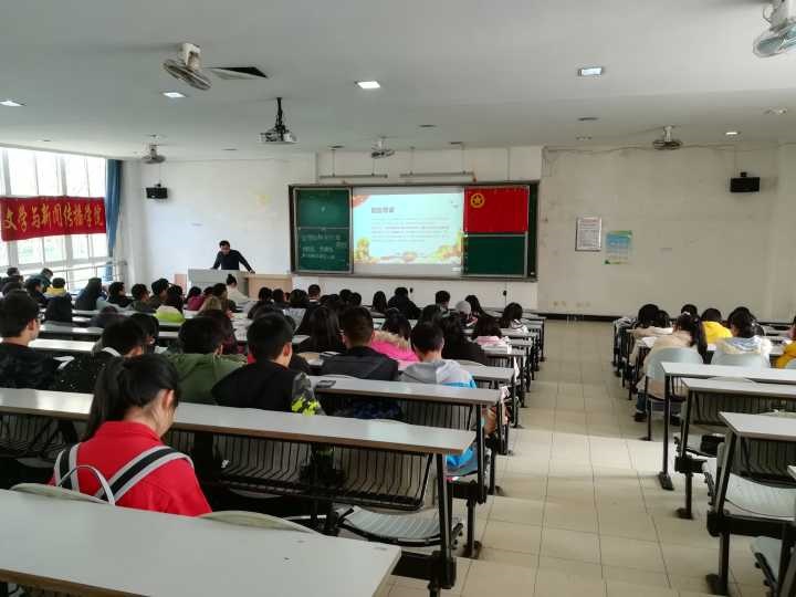 王老师带领干事们认真学习十九大精神(1).jpg 王老师带领干事们认真学习十九大精神(1).jpg